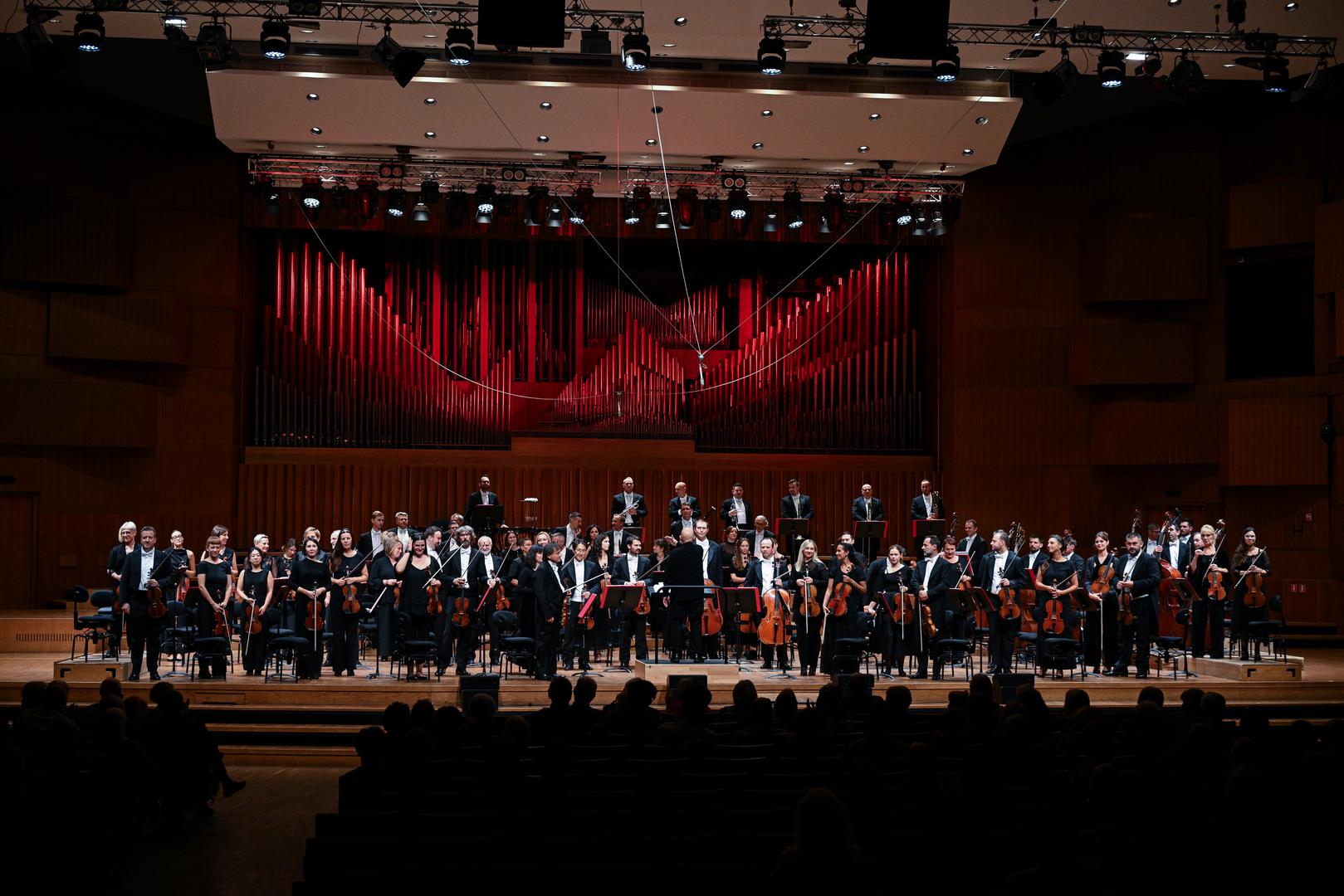 Posebnu umjetničku dimenziju koncertu donio je Dennis Russell Davies, jedan od vrsnih poznavatelja Brucknerova opusa. Tijekom 15. godina na čelu Bruckner-orkestra u Linzu izgradio je snažnu povezanost sa skladateljevom glazbom, a njegova diskografija uključuje snimke deset Brucknerovih simfonija. Upravo je to iskustvo dalo posebnu težinu njegovu susretu sa Zagrebačkom filharmonijom i interpretaciji Treće simfonije