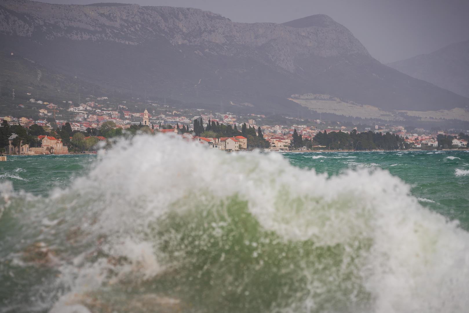 01.04.2024., Kastel Novi -  Olujno Jugo podize valove i  stvara probleme na Jadranu. Photo: Zvonimir Barisin/PIXSELL