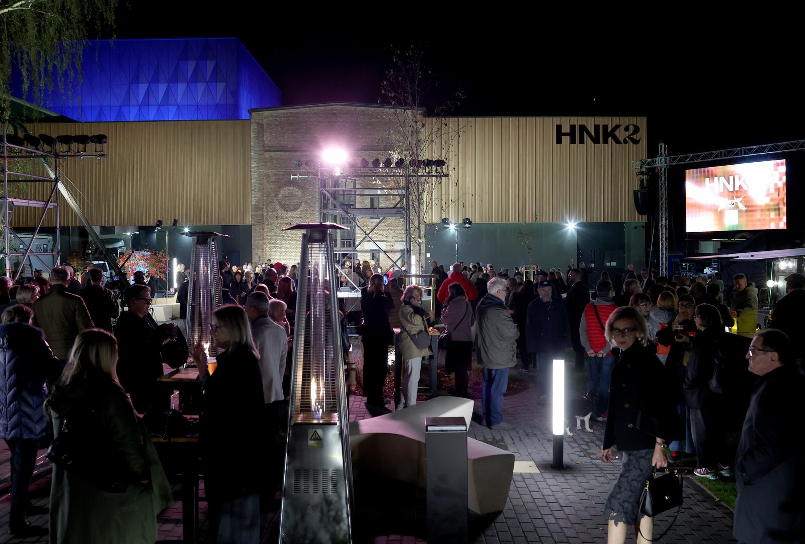 Svečanost pod nazivom "Slava umjetnosti 2.0" reinterpretacija je scenskog prologa kojim je 1895. otvoreno matično kazalište. U režiji Krešimira Dolenčića, program okuplja sva tri ansambla - Dramu, Operu i Balet - te uključuje ulomke iz Zajčeve opere Nikola Šubić Zrinjski, Judite Frane Paraća, baleta Gospoda Glembajevi i kolaž tekstova hrvatskih književnika.
