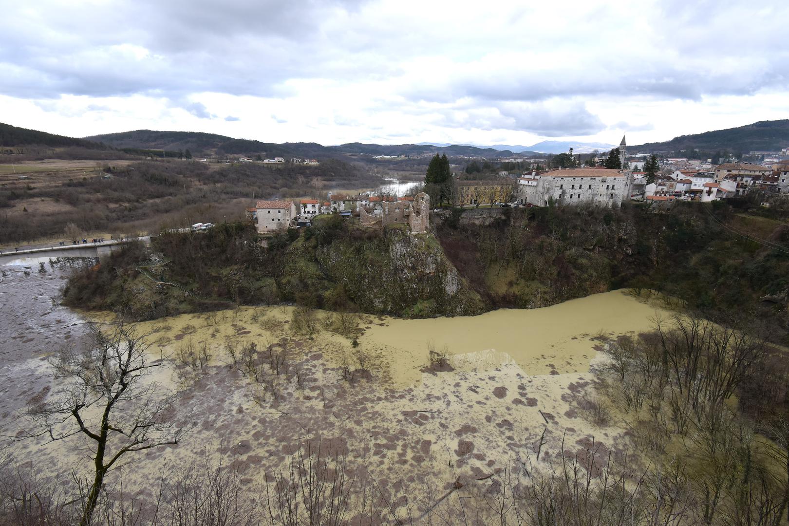 Uslijed ekstremnih količina oborina koje su pale u 24 sata noćas u Pazinu, začepila se Pazinska jama pa je došlo do naglog porasta vodostaja i velike poplave. Voda je bila visoka čak 50 metara. 