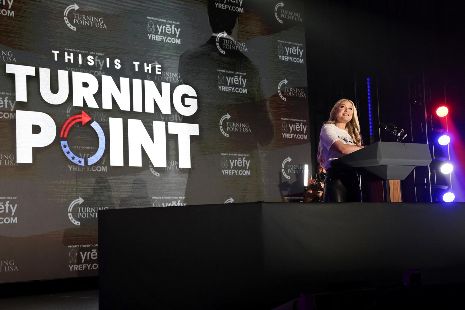  "Kirkova udovica Erika Kirk u uskim crnim kožnim hlačama hvata oženjenog muškarca JD Vancea za glavu i privlači ga k sebi dok joj on intimno šapuće na uho...", napisao je jedan korisnik na društvenoj mreži x. 