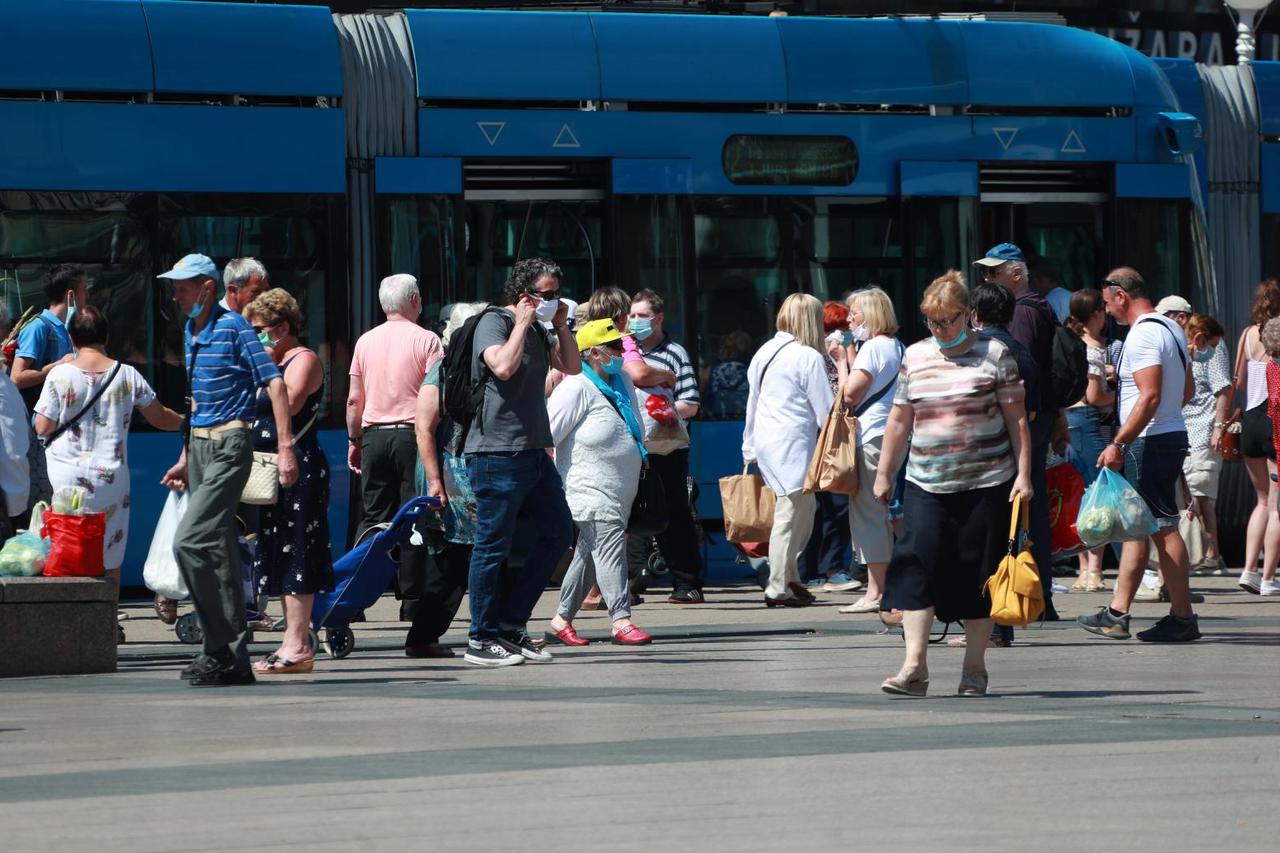 Zagreb: Velike gužva na izlasku i ulasku iz tramvaja uz nepridržavanje mjera o nošenju maski
