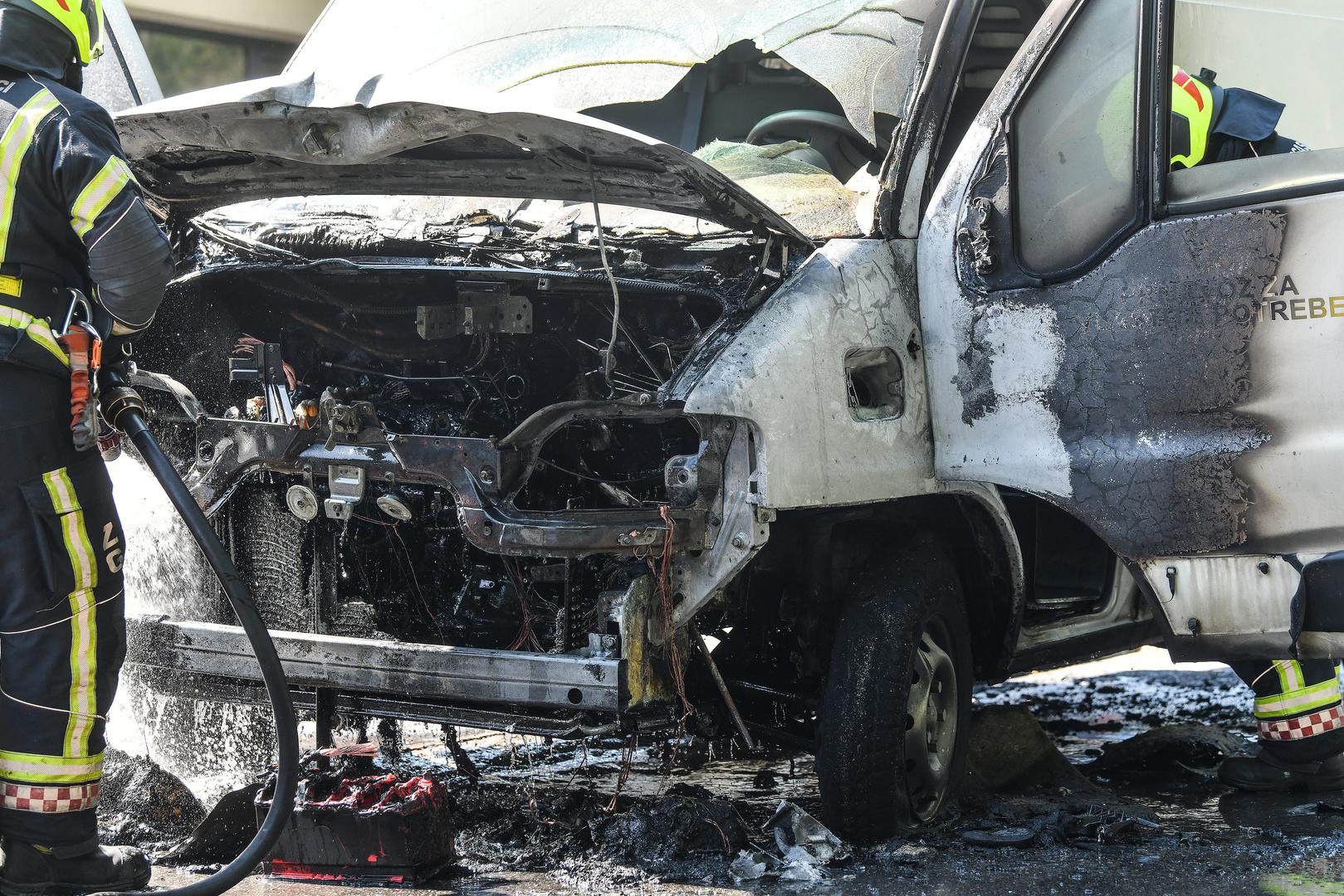 Vozilo kombija eksplodiralo je u srijedu u zagrebačkoj Hondlovoj ulici. Nitko, srećom, nije ozlijeđen u eksploziji. Vatrogasci su brzo reagirali te je vatra brzo ugašena