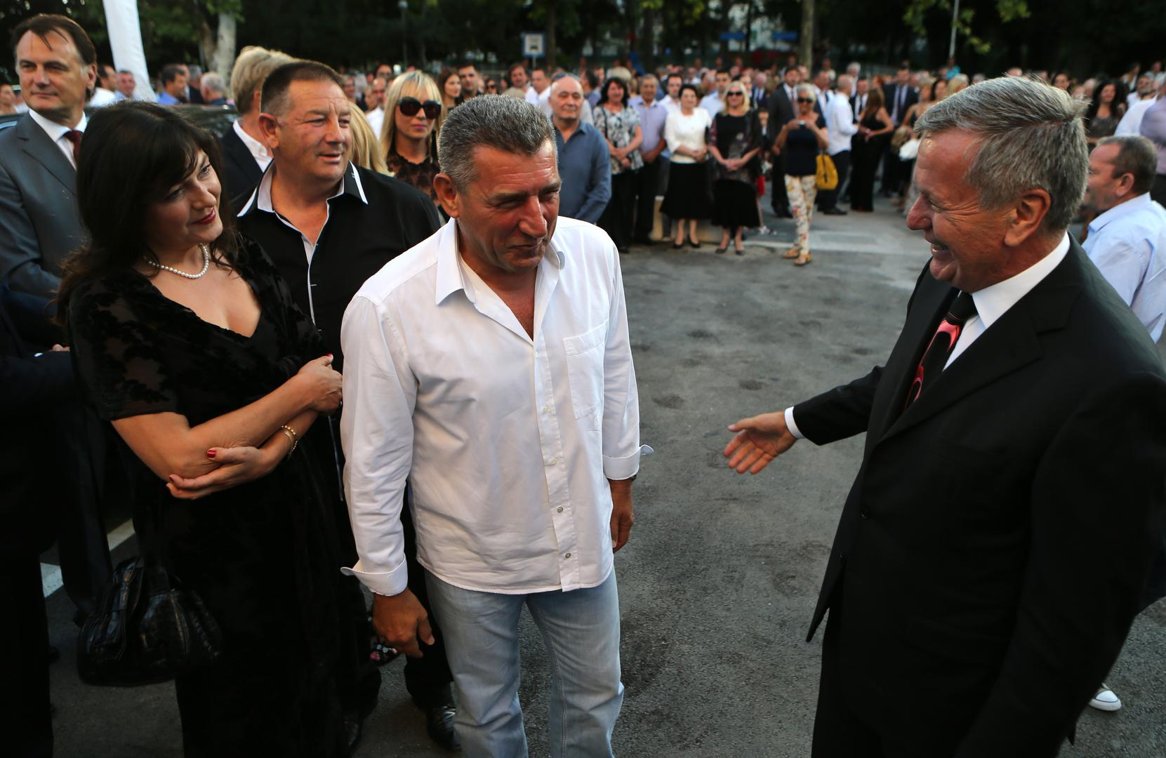 Drugo razdoblje nastupilo je nakon njegova pritvaranja u Haagu. Iako je i dalje bilo teško, osjećala je određeno olakšanje jer je supruga mogla redovito posjećivati i češće s njim komunicirati.