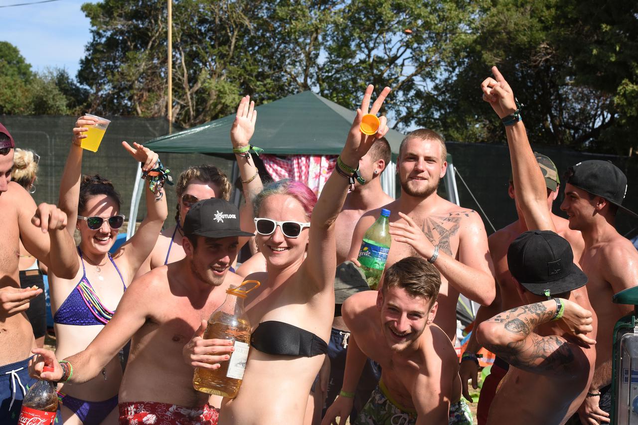 03.09.2015., Stinjan - Kamp na Puntizeli prepun gostiju koji su na Outlook festivalu. Tijekom dana glavna plaza prepuna dok se uz plazu partija i trazi osvijezenje.  Photo: Dusko Marusic/PIXSELL