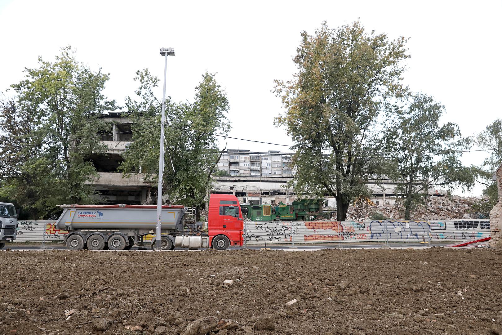 Prije rušenja na adresi 17, nalog da ju sruši dobio je i vlasnik oronule zgrade bivše Zagrebačke banke preko puta koje je i dalje u tijeku.

