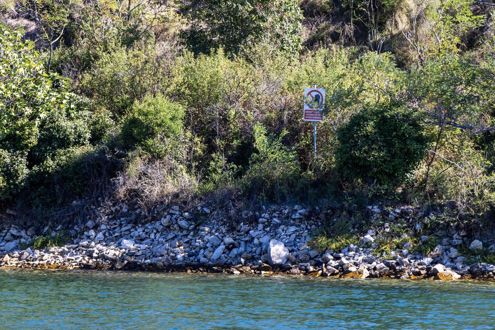 "Plan je očistiti otok, sanirati i popraviti sve što je potrebno kako bi boravak bio siguran, a potom ćemo u dogovoru s Turističkom zajednicom i strukom odlučiti hoće li se raditi staze, šetnice ili nešto tome slično", dodao je. 