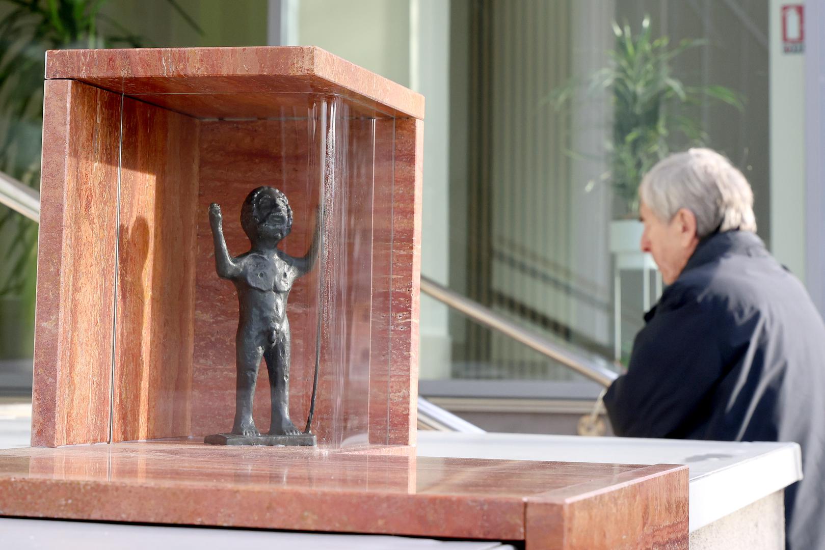 Radi se o povrataku replike statue rimskog boga Jupitera, originalno pronađene 1931., koja je kroz godine čak pet puta otuđena sa svog postolja ispred Banjavčićeve 1, gdje je jučer ponovno svečano izložena – po šesti put.