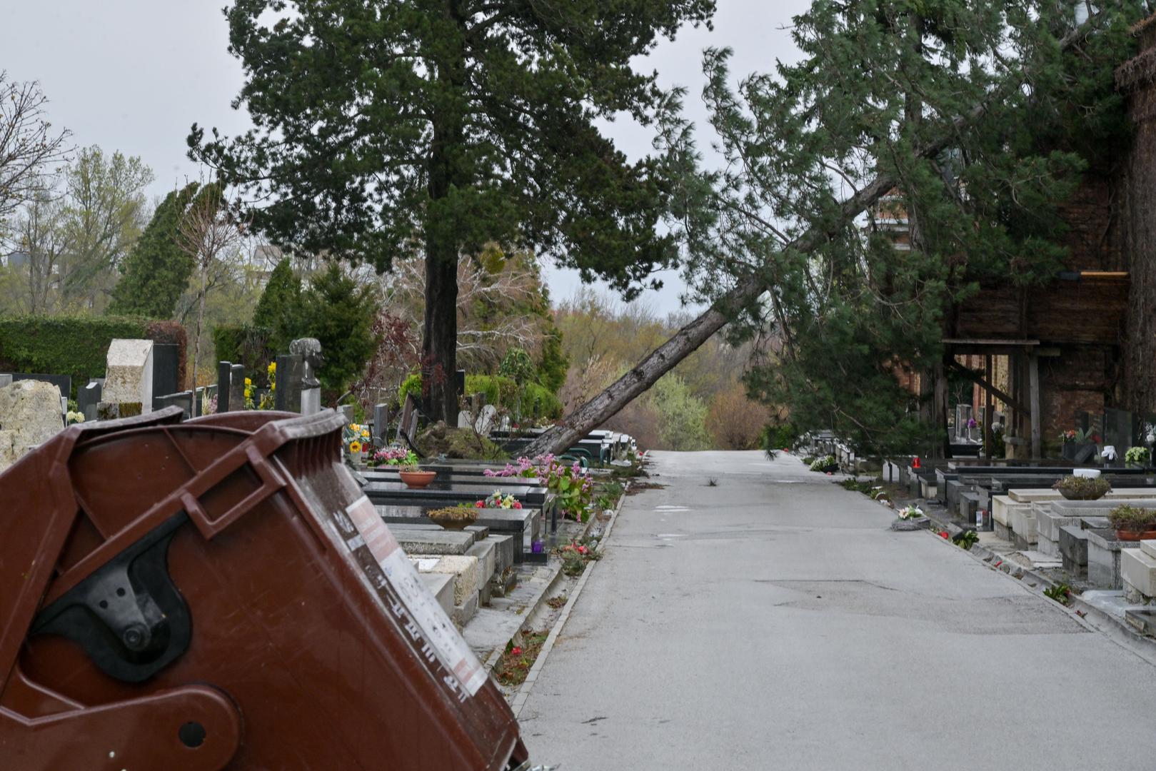 Unatoč velikim oštećenjima, groblje je otvoreno i ispraćaji se održavaju. 