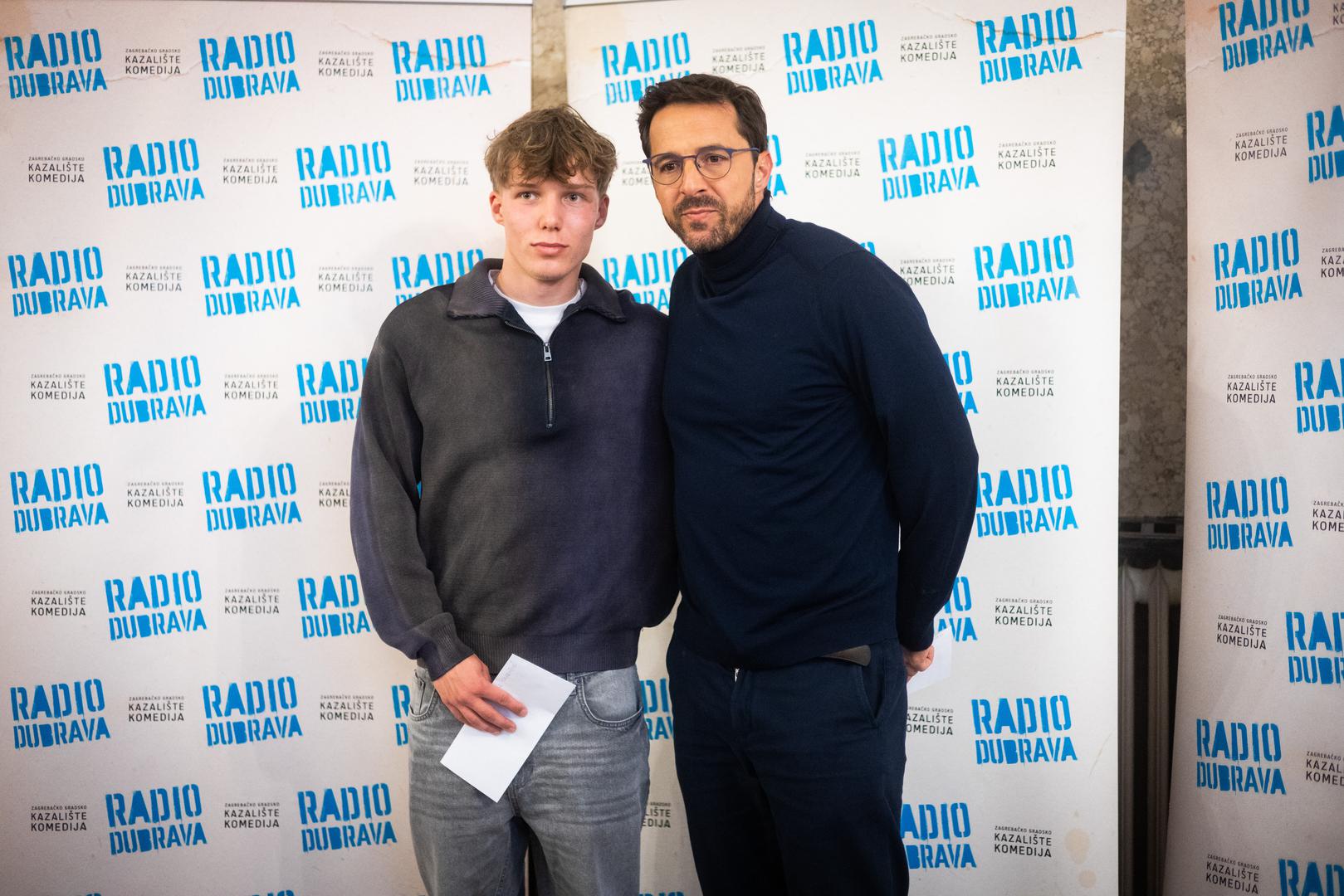 Na premijeru ovog spektakularnog mjuzikla došla su brojna poznata lica, a među njima bio je i glumac Filip Juričić, koji je stigao sa sinom Janom