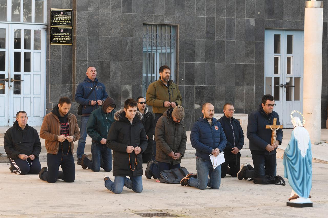 Zagreb: Muškarci na Trgu bana Josipa Jelačića mole krunicu