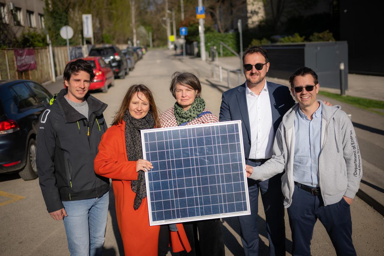 Ljudi koji su  financirali prvu građansku solarnu elektranu na krovu tržnice u Križevcima