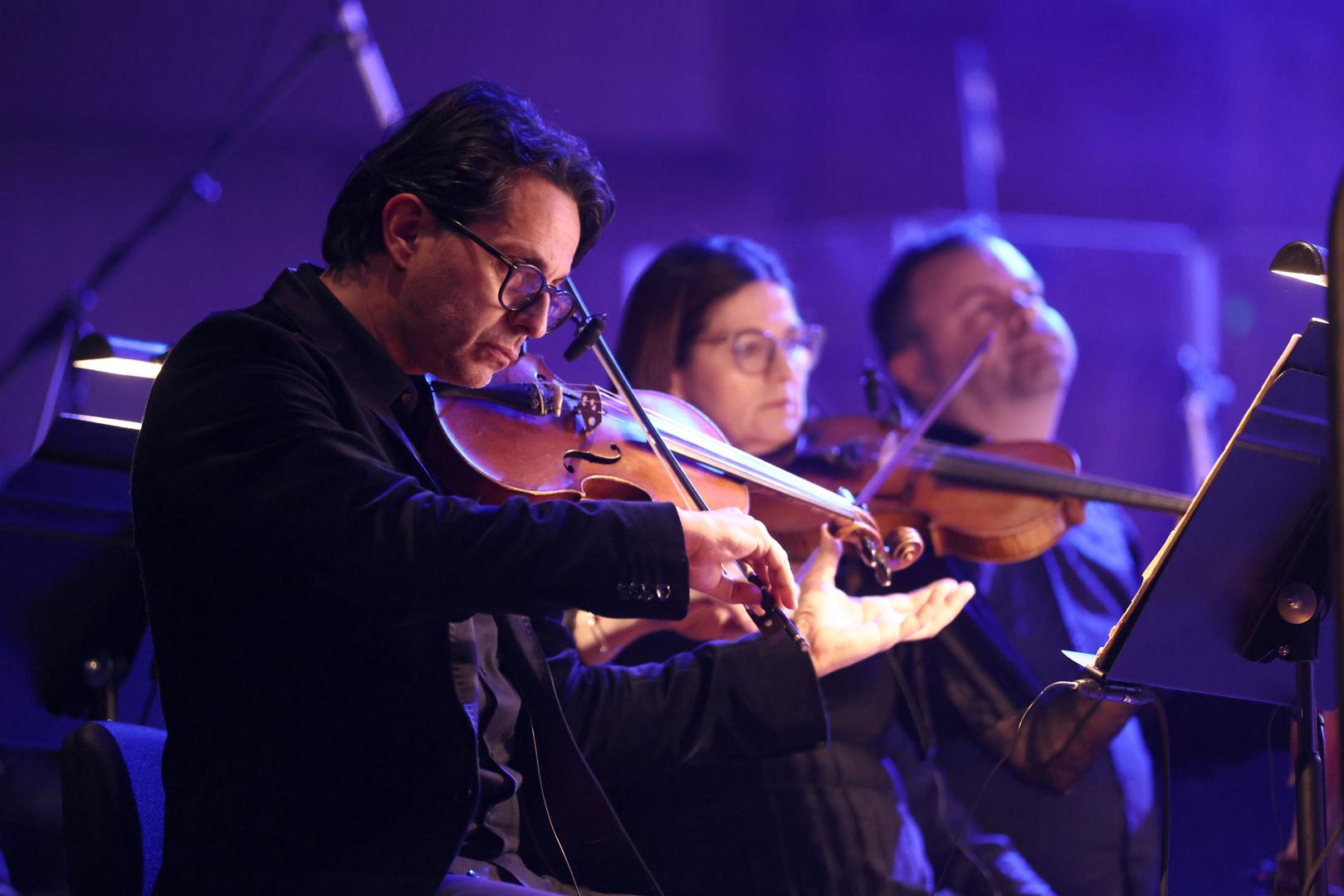 Jučer je, pak, otišao u Lisinski gdje se održao 'Praznik mjuzikla'. Ondje se družio s okupljenima, uključujući i pjevačicu Josipu Lisac. 