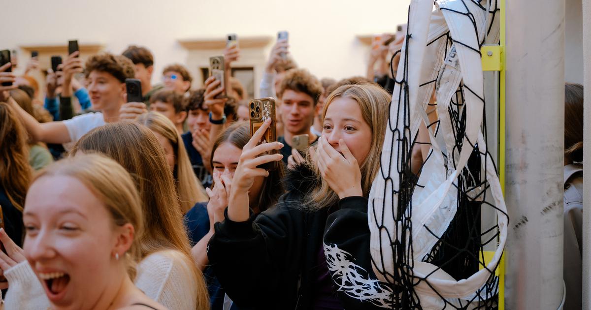 FOTO Spektakl u zagrebačkoj gimnaziji! Domaći glazbenik iznenadio učenike nastupom na velikom odmoru