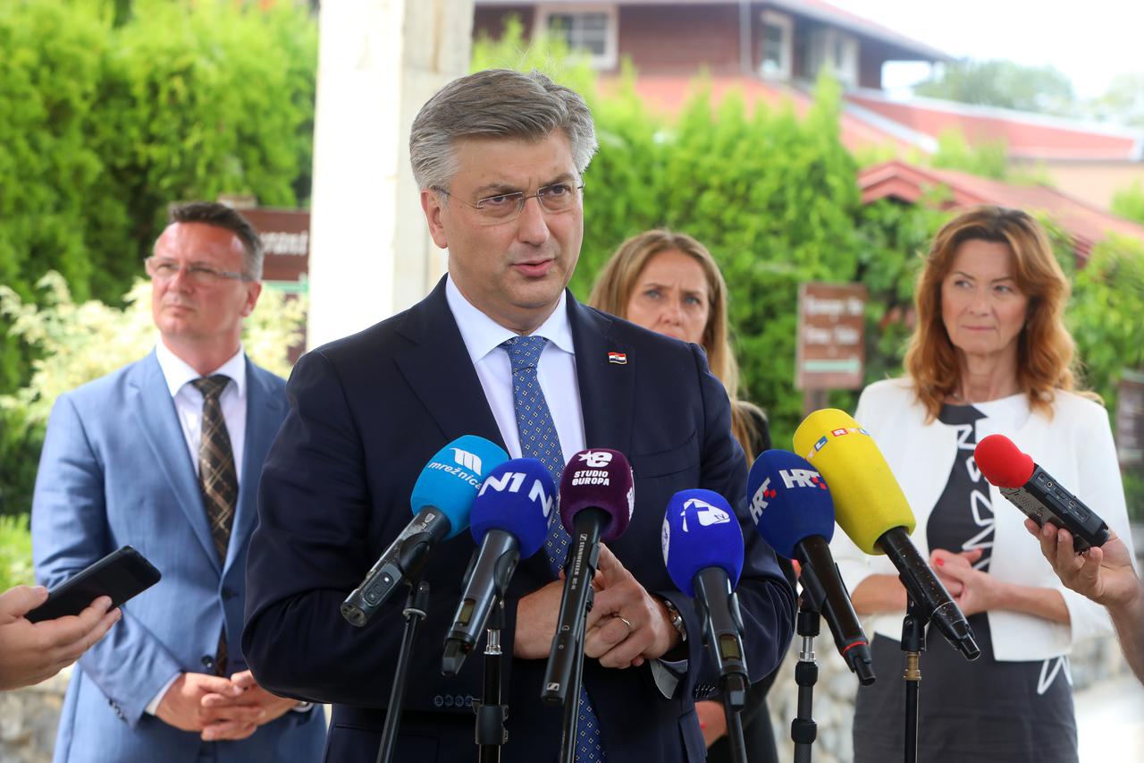 Slunj: Premijer i ministri dali izjavu za medije nakon sastanka sa županima