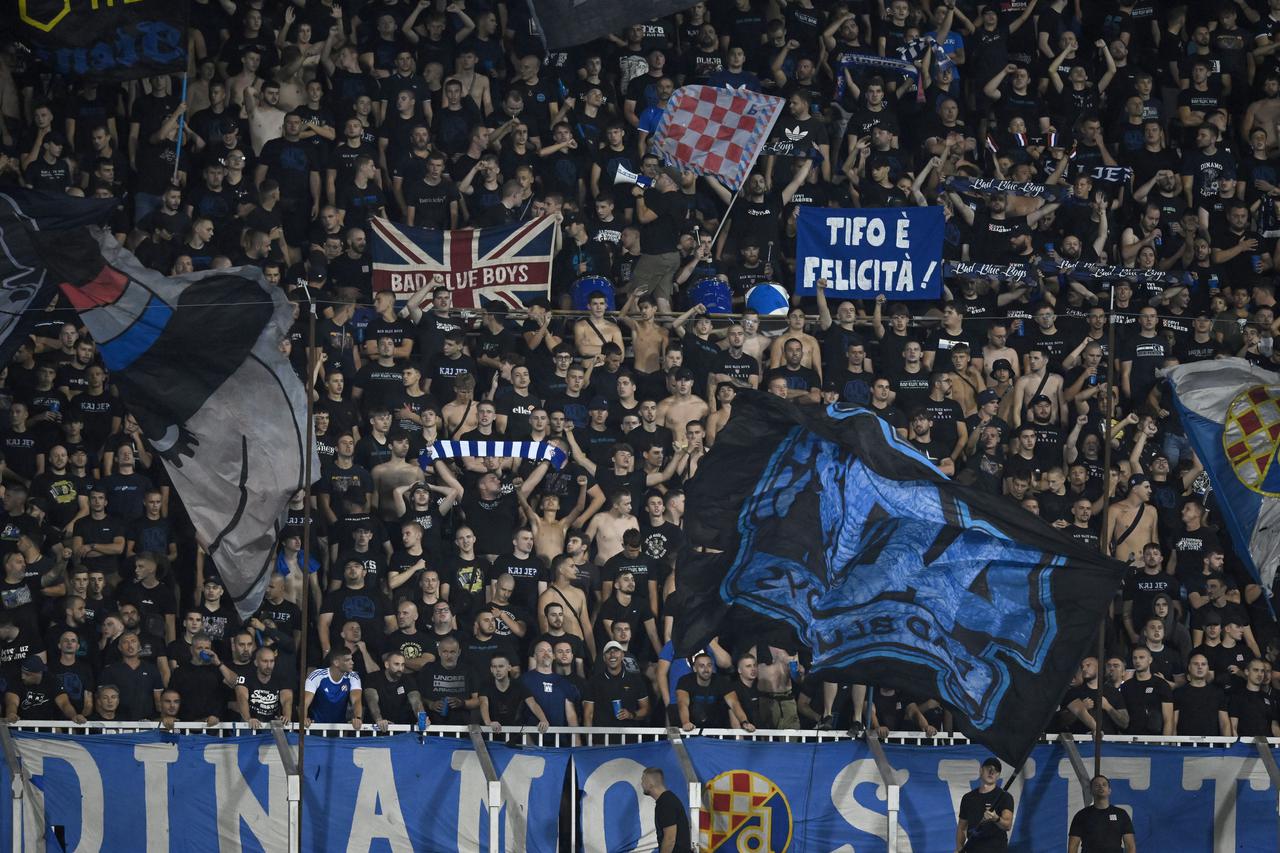 Atmosfera na tribinama tijekom utakmice Dinama i Vikinga u play-offu za ulazak u UEFA Ligu prvaka