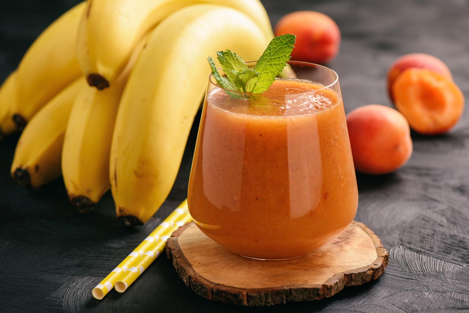 Smoothie od marelica i banane: Za osvježavajući smoothie dovoljno je izmiksati nekoliko zrelih marelica, bananu, jogurt ili biljni napitak te malo meda ako voće nije dovoljno slatko. Marelice daju svježinu i laganu kiselost, a banana kremastu teksturu. Napitak je odličan za doručak, užinu ili brz oporavak nakon vrućeg dana.