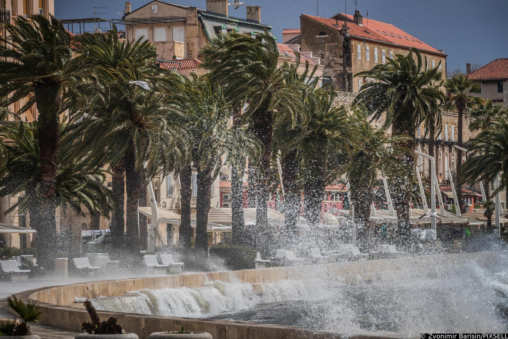 Vjetar čini svoje, Rijeku i okolicu ne štedi bura, a u Splitu puše orkansko jugo. 