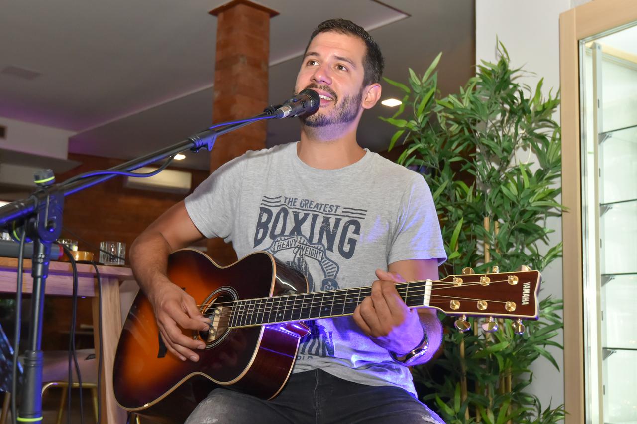 Zadar: Boris Rogoznica svirao je na terasi restorana Butler