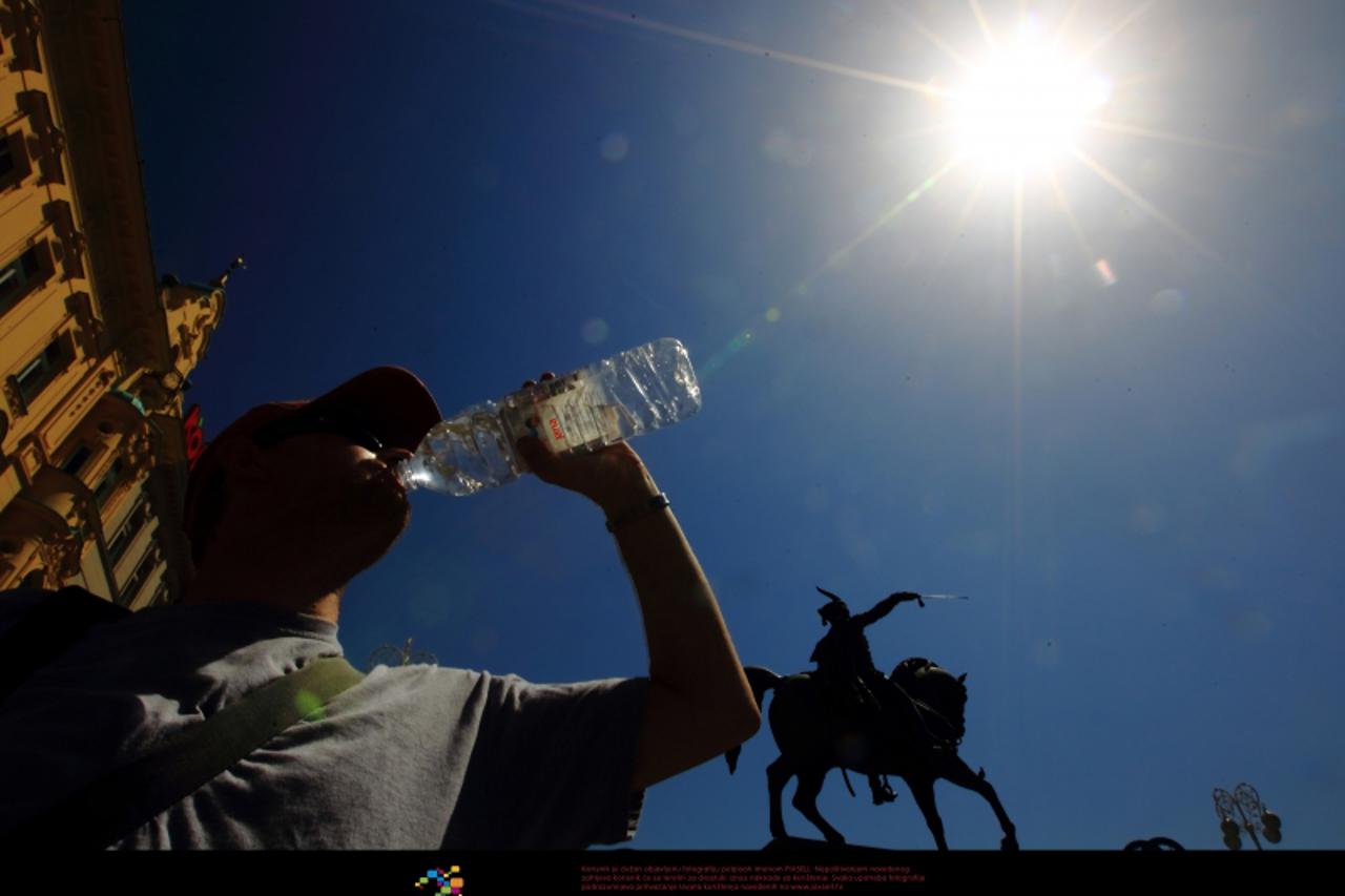 '06.08.2012., Zagreb - Zbog visokih temperatura i vrucine ljecnici savjetuju piti puno tekucine. Izmjerena temperatura danas u Zagrebu je 35 stupnjeva. Photo: Zeljko Lukunic/PIXSELL'