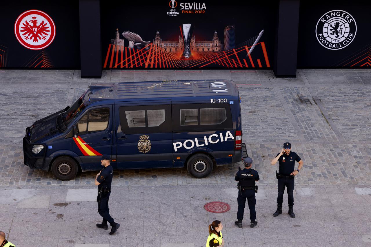 Policija osigurava stadion u Sevilli uoči finala Europske lige