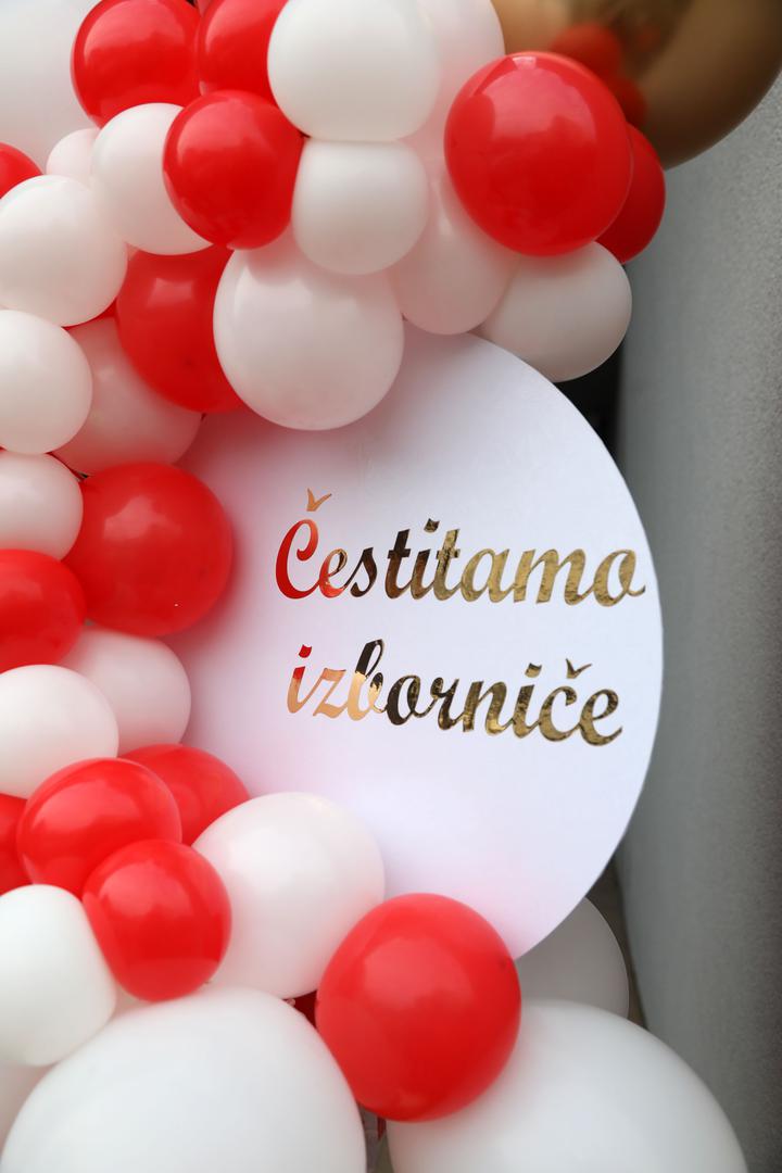 Ja više volim sjediti u restoranu svojim prijateljima, uz tamburaše. Ako sam ja primio 3500-4000 poruka, onda možete zamisliti koliki je odjek u javnosti. Meni je žao zbog ljudi koji žele pozdraviti momke. Što se tiče nas, to je najmanji problem - rekao je Tucak o dočeku u Zagrebu