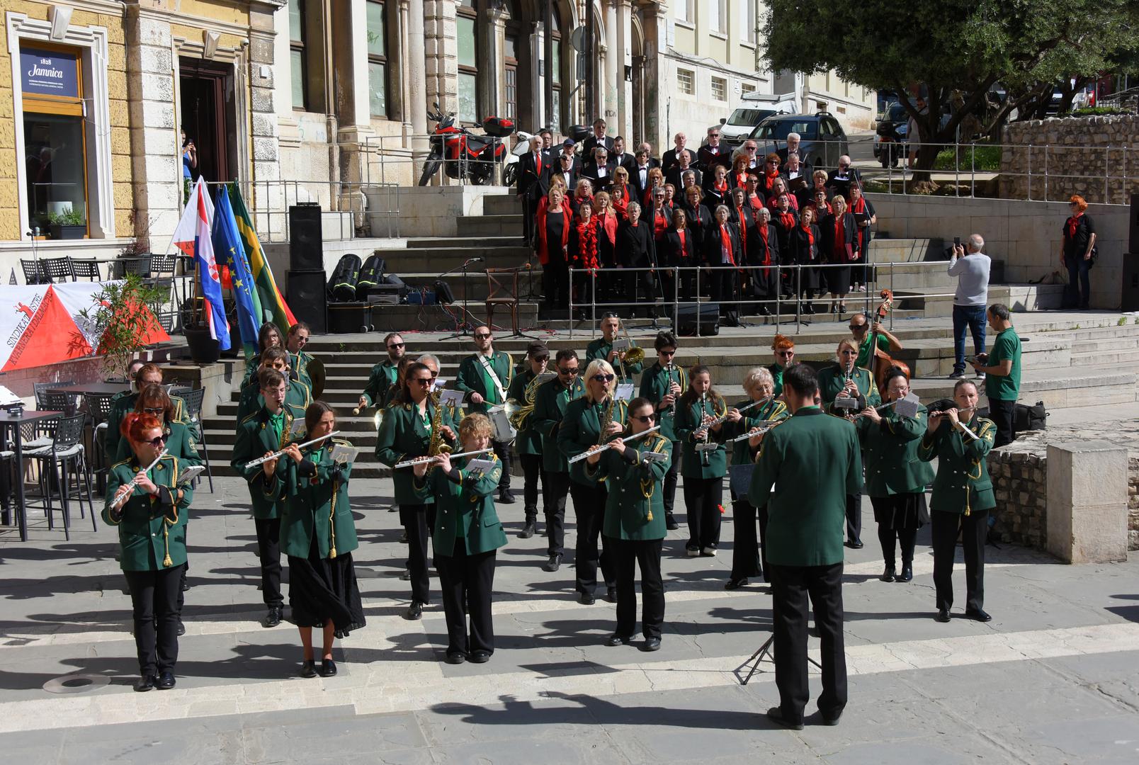 U Puli na Trgu Portarata svečno je obilježen međunarodni Praznik rada. Malobrojnoj publici obratili su se predstavnici Grada, Županije i Sindikata, te su položeni vijenci palim radnicima.