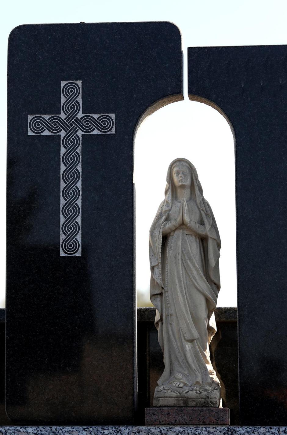 Šibenik: Građani posjećuju groblje uoči blagadana Svih Svetih