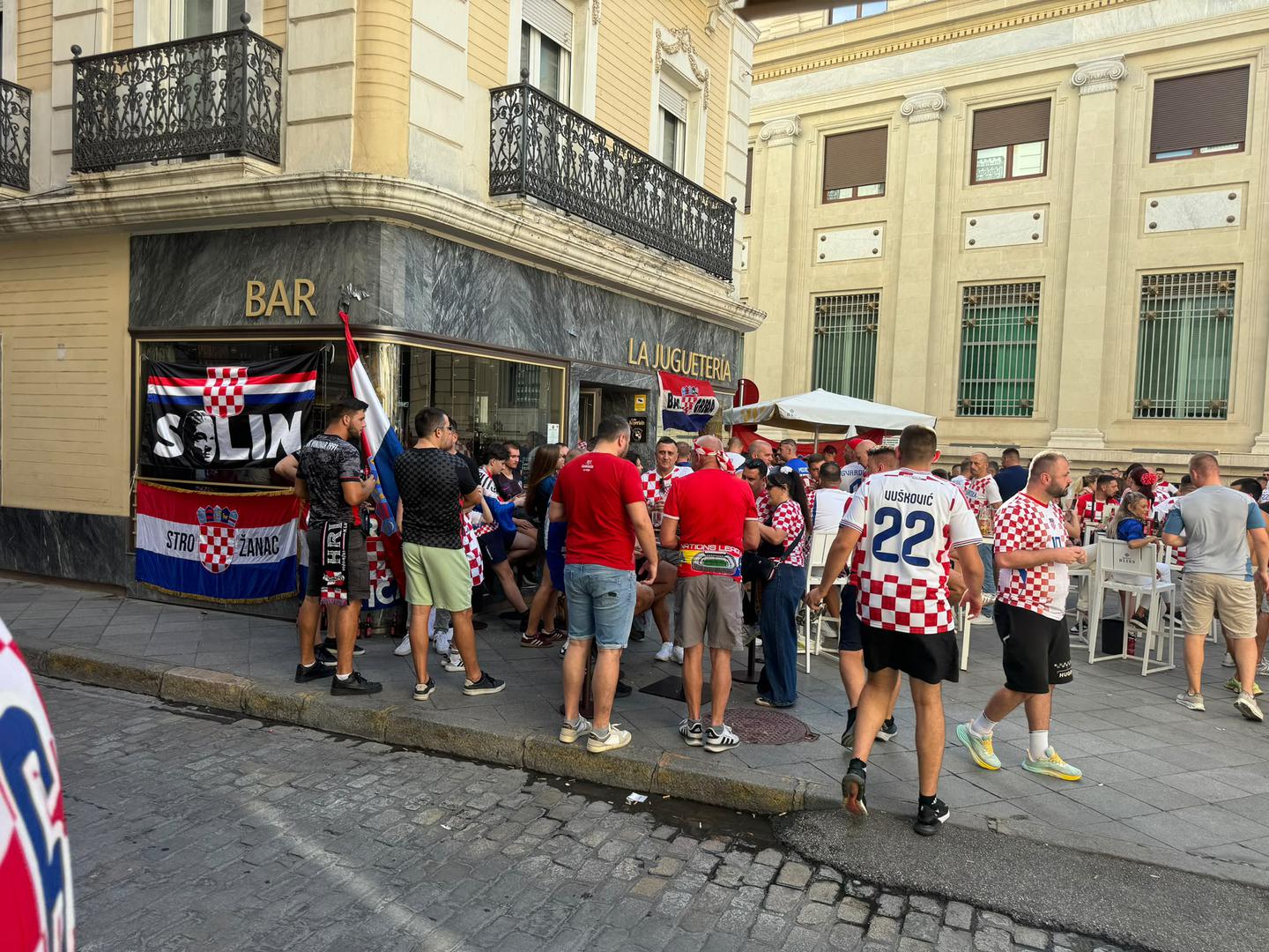 A kao i uvijek kada igra Hrvatska, vjerni navijači je prate bilo gdje po svijetu.
