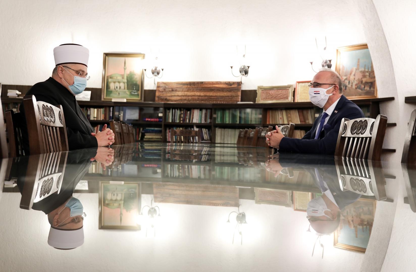 27.10.2020., Zagreb - Ministar vanjskih i europskih poslova Gordan Grlic Radman na radnom sastanku  s predsjednikom Mesihata Islamske zajednice u Hrvatskoj muftijom Azizom ef. HasanovicemPhoto: Emica Elvedji/PIXSELL