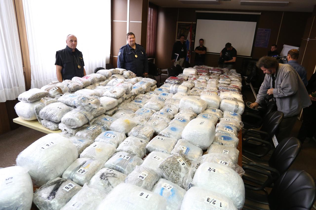 Grupa se sumnjiči da je razne vrste droge nabavljala i krijumčarila od početka 2018. do siječnja 2020.