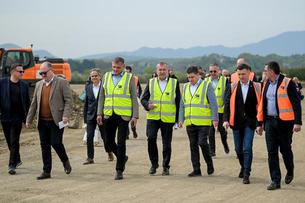 Obnavljaju dvije dionice pruge, u projekt se ulaže 190 milijuna eura, a najveći dio posla odrađuje kilometar dug stroj