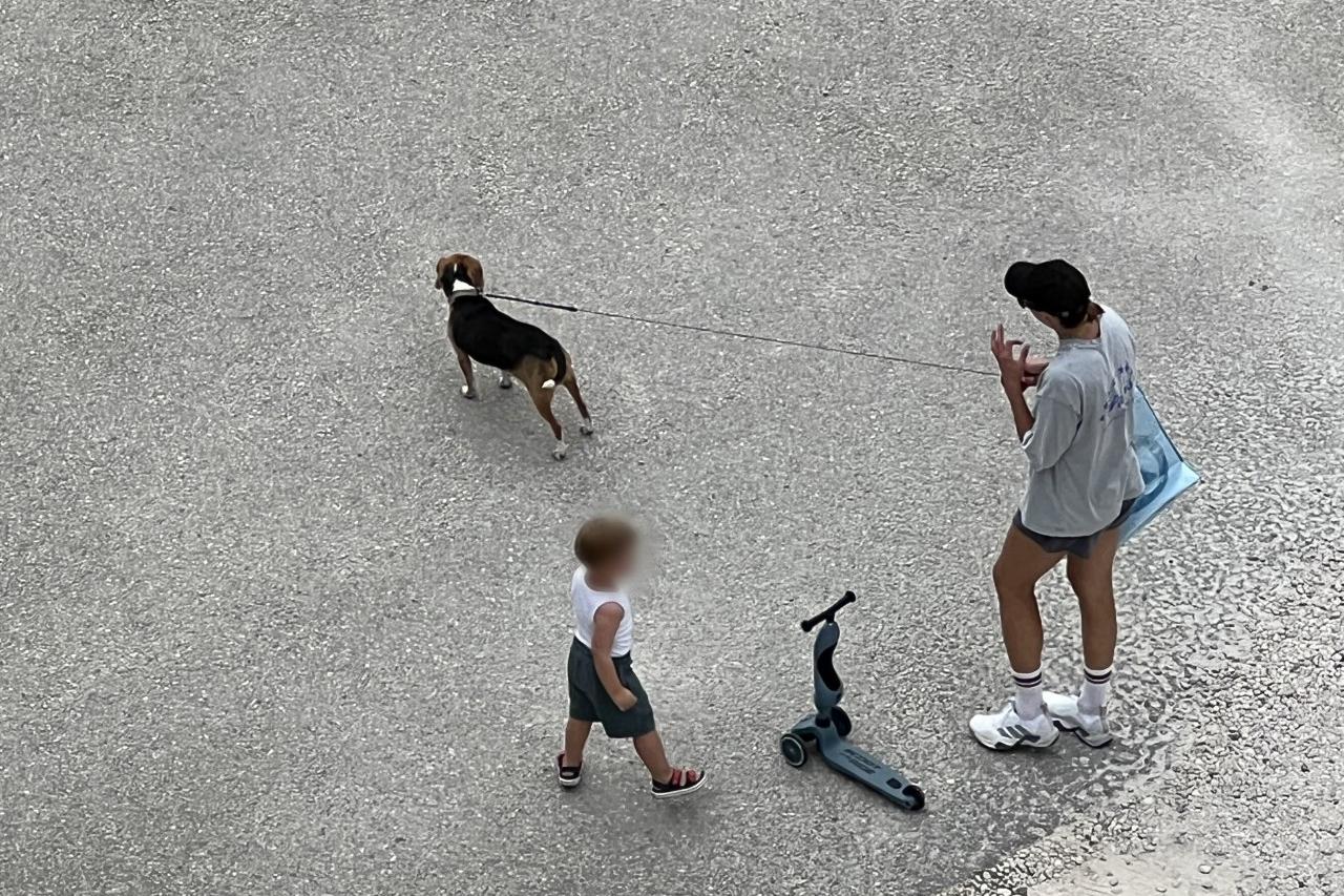 Zagreb: Anja Alavanja sa sinom u društvu prijateljice na Cvjetnom trgu