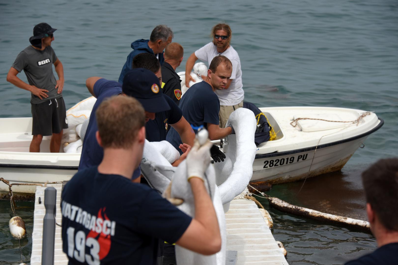 Potvrdila je da su mrlje u moru utvrđene u uvali kampa Stupice te u uvali Pod lokve na zaštićenom području javne ustanove Kamenjak, te je ukupno postavljeno oko 800 metara zaštitnih brana.