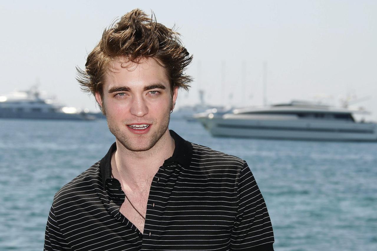 Actor Robert Pattinson poses during a photocall at the 62nd Cannes Film Festival May 19, 2009. Twenty films compete for the prestigious Palme d'Or which will be awarded on May 24.   REUTERS/Regis Duvignau  (FRANCE ENTERTAINMENT)