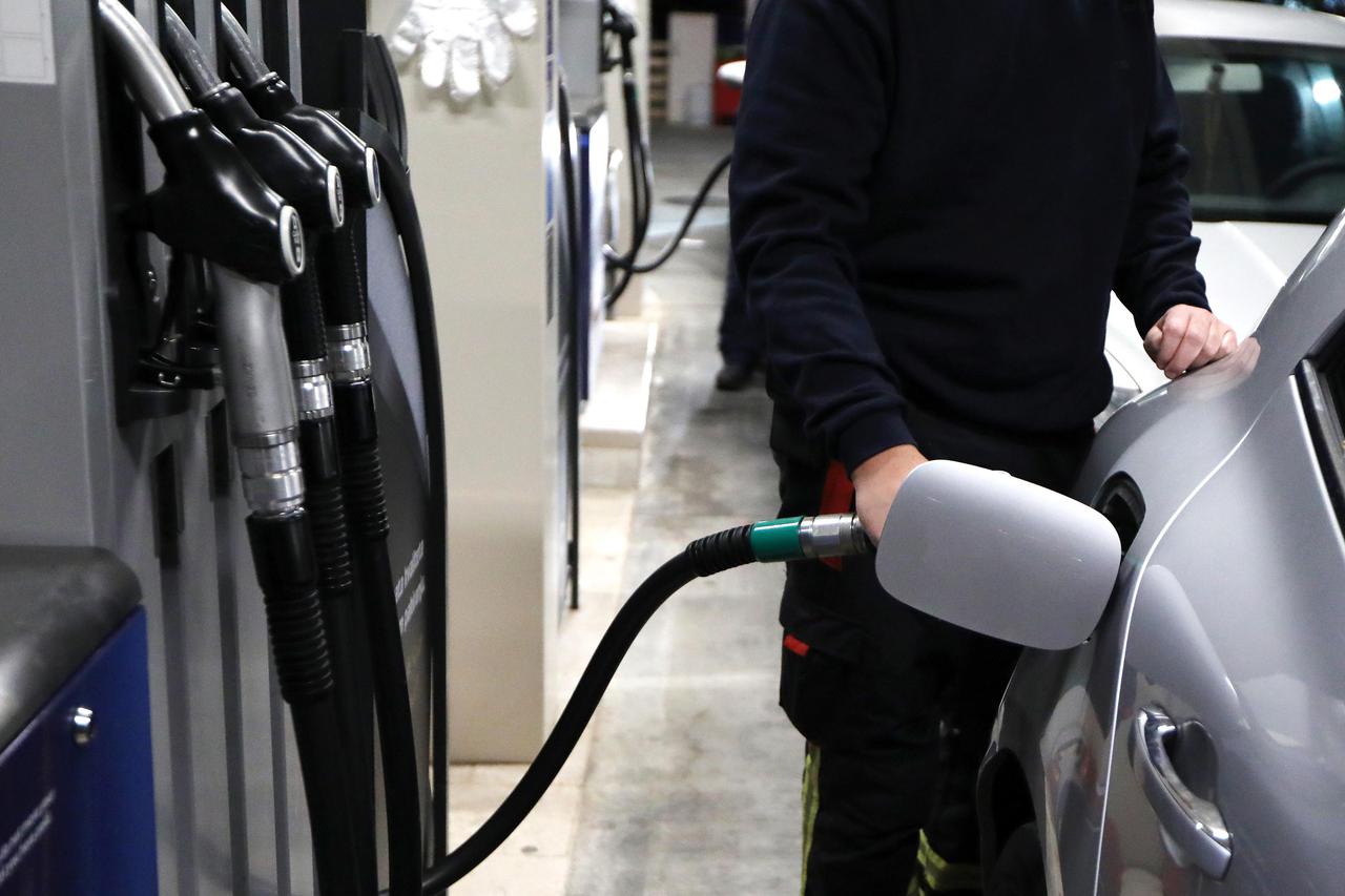 Gužve na benzinskim postajama uoči sutrašnjeg porasta cijena goriva