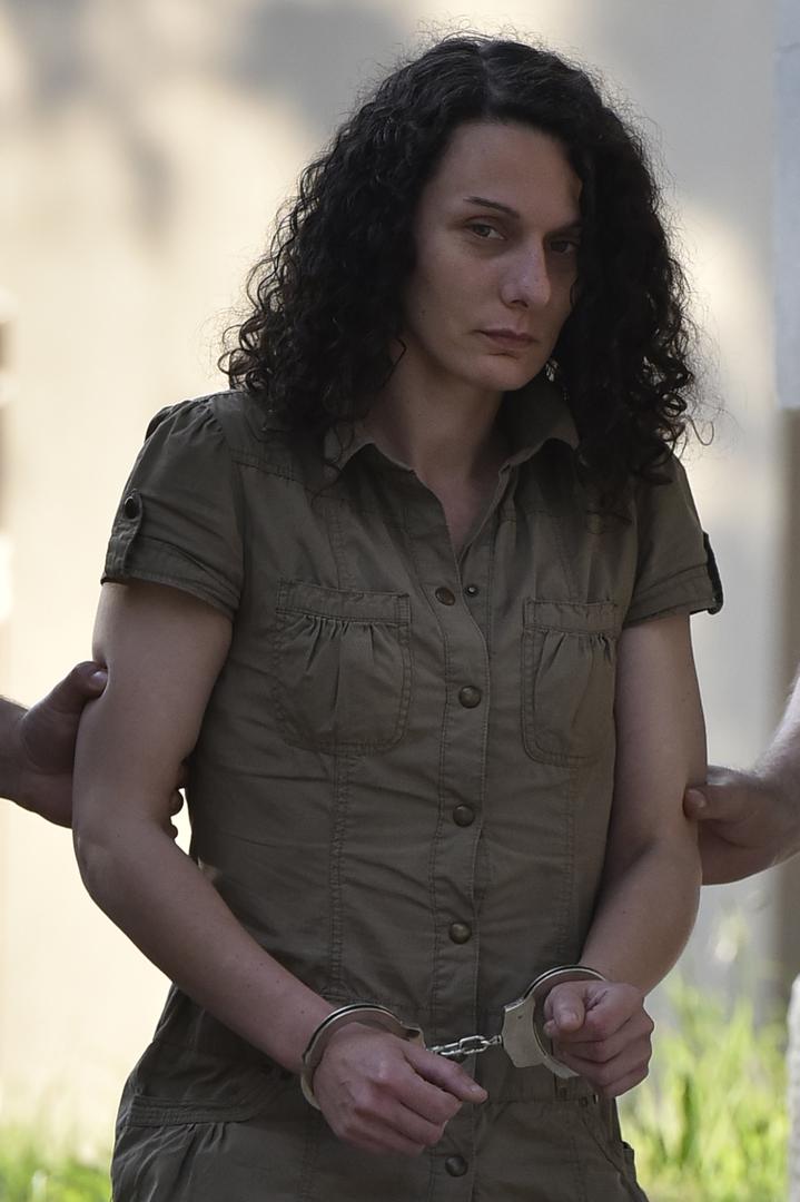 25.05.2017., Pula - Policija odvodi Chiaru Rojnic, majku trogodisnjeg djecaka ubijenog jucer na predjelu Mandrac, nakon ispitivanja u zgradi Drzavnog odvjetnistva. Photo: Dusko Marusic/PIXSELLr 