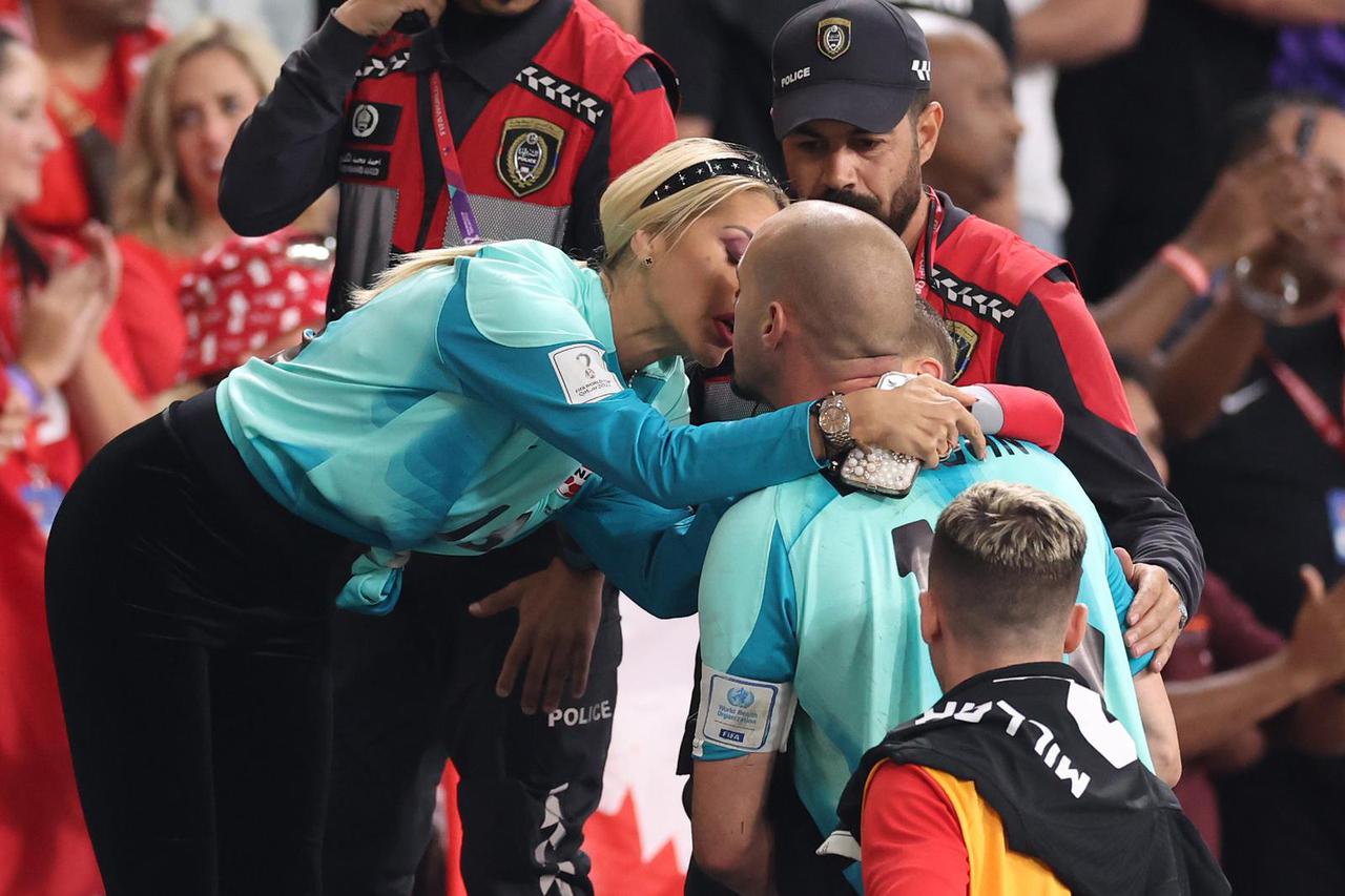 KATAR 2022 - Utješni poljubac Milanu Borjanu, vrataru Kanade, nakon izgubljene utakmice