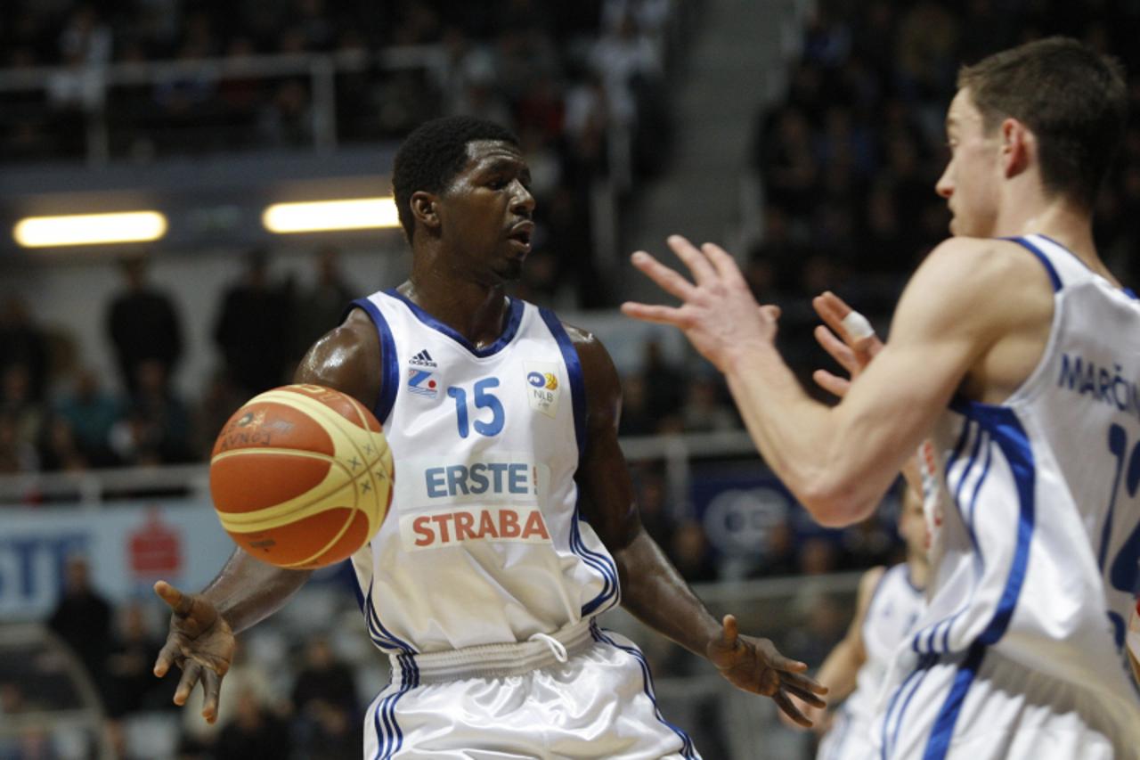 '22.01.2011. Zadar - NLB liga - kosarkaska utakmica izmedju KK Zadar i KK Crvena Zvezda. Ulaznica se nije naplacivala tako da je dvorana gotovo bila popunjena. Brown i Marcinkovic. Photo: Filip Brala/