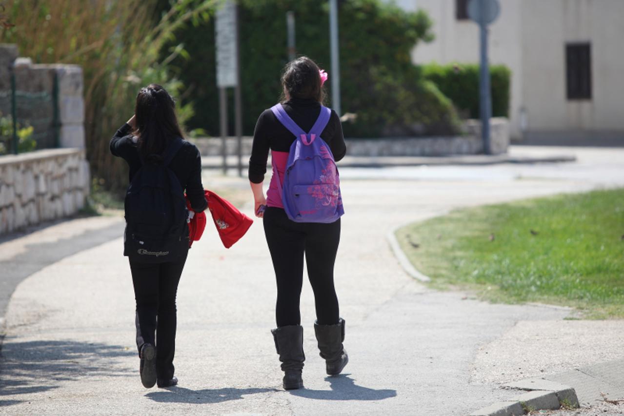 \'20.04.2011., Zadar - Kako bi preranila svoju obitelj zena s otoka Paga krivotvorila je diplomu te se zaposlila u osnovnoj skoli u gradu Pagu. Predavala je ucenicima od 5-og do 8-og razreda u razdobl