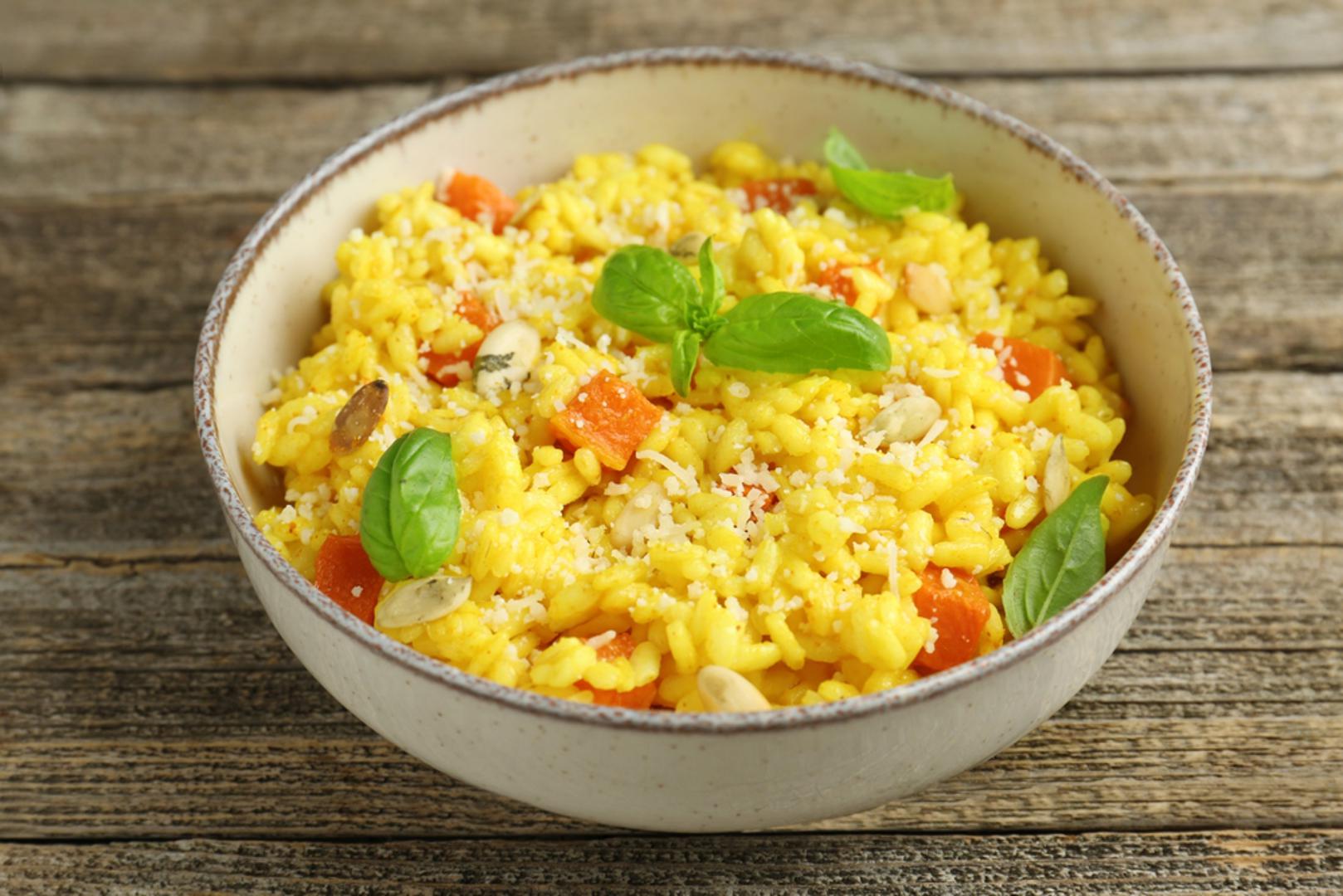 Riža s povrćem: Praktično jelo za dane kada je trebalo potrošiti ono što se našlo u vrtu ili hladnjaku. U nju su išli paprika, rajčica, tikvica, mrkva, grašak ili luk, a ponekad i komadić piletine ili kobasice za jači okus. Jela se kao glavno jelo ili prilog, a njezina jednostavnost bila je upravo ono zbog čega se često vraćala na ljetni stol.

*uz korištenje AI-ja
