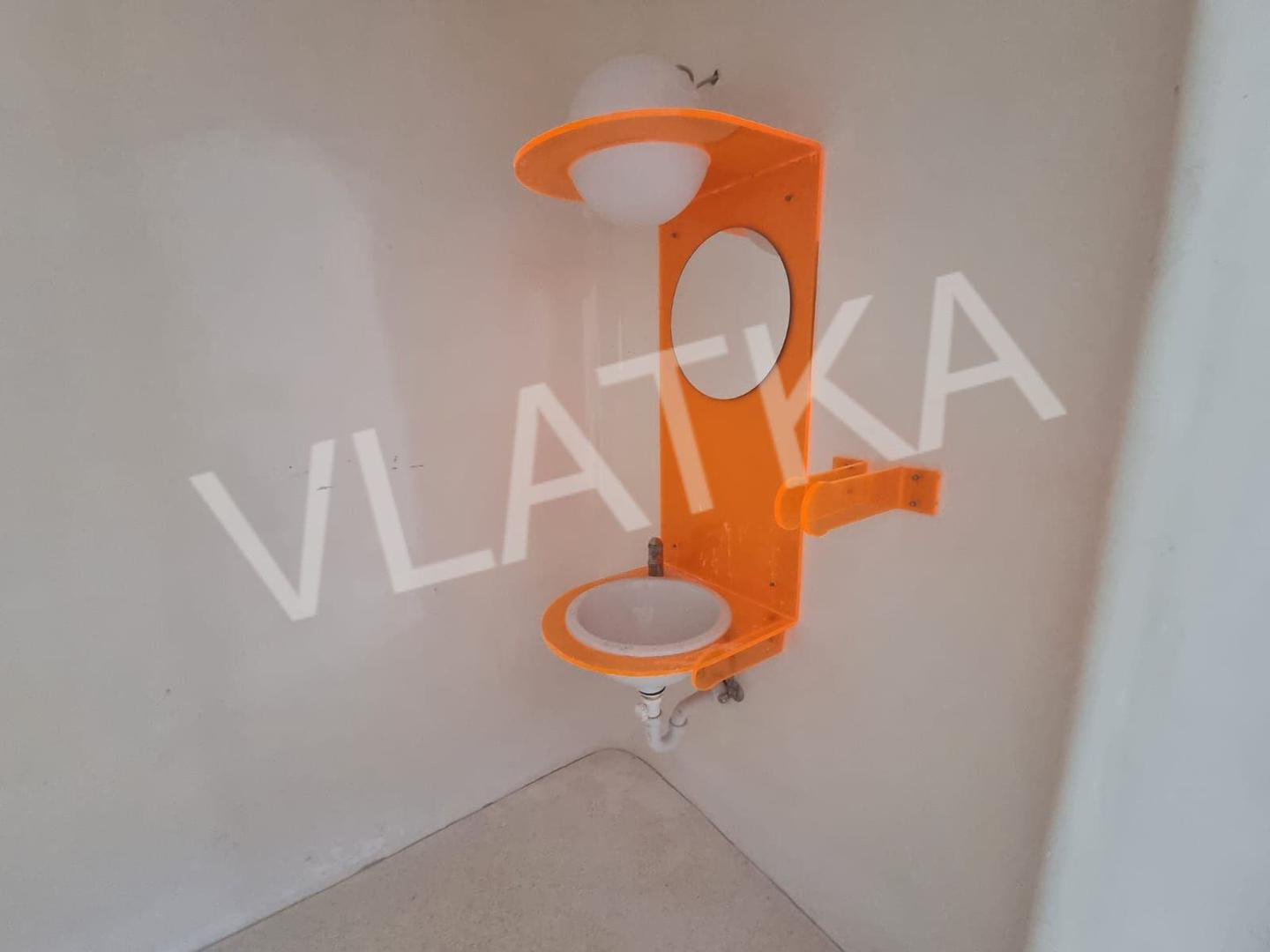 Vila se iznajmljuje djelomično namještena, što budućim najmoprimcima omogućava personalizaciju prostora prema vlastitom ukusu. S cijenom od 8.000 € mjesečno, ova vila predstavlja idealan dom za one koji traže luksuz, privatnost i blizinu gradskog života.