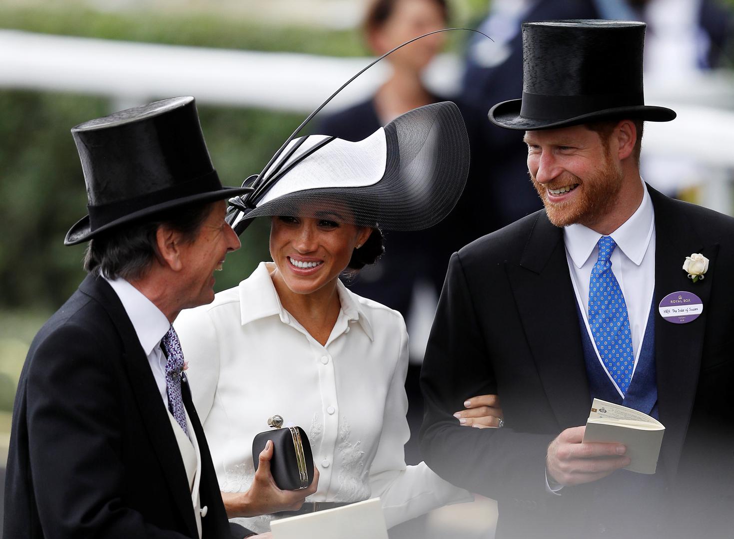 Jednostavna bijela haljina s ovratnikom i ukrasnim detaljima od čipke bila je pun pogodak i Meghan je ovaj put strogo poštivala pravila odijevanja, a britanski mediji pišu kako je šešir koji je nosila danas pravi britanski.  