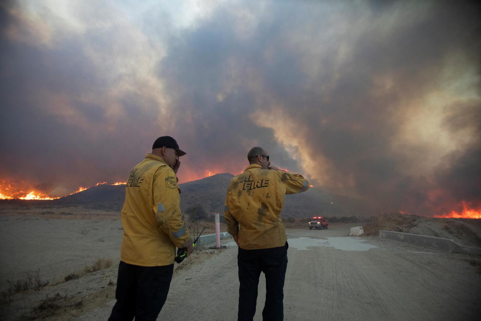 Members of a firefighting crew stand, as firefighters and aircraft battle the Hughes Fire near Castaic Lake, north of Santa Clarita, California, U.S. January 22, 2025.  REUTERS/Ringo Chiu Photo: RINGO CHIU/REUTERS