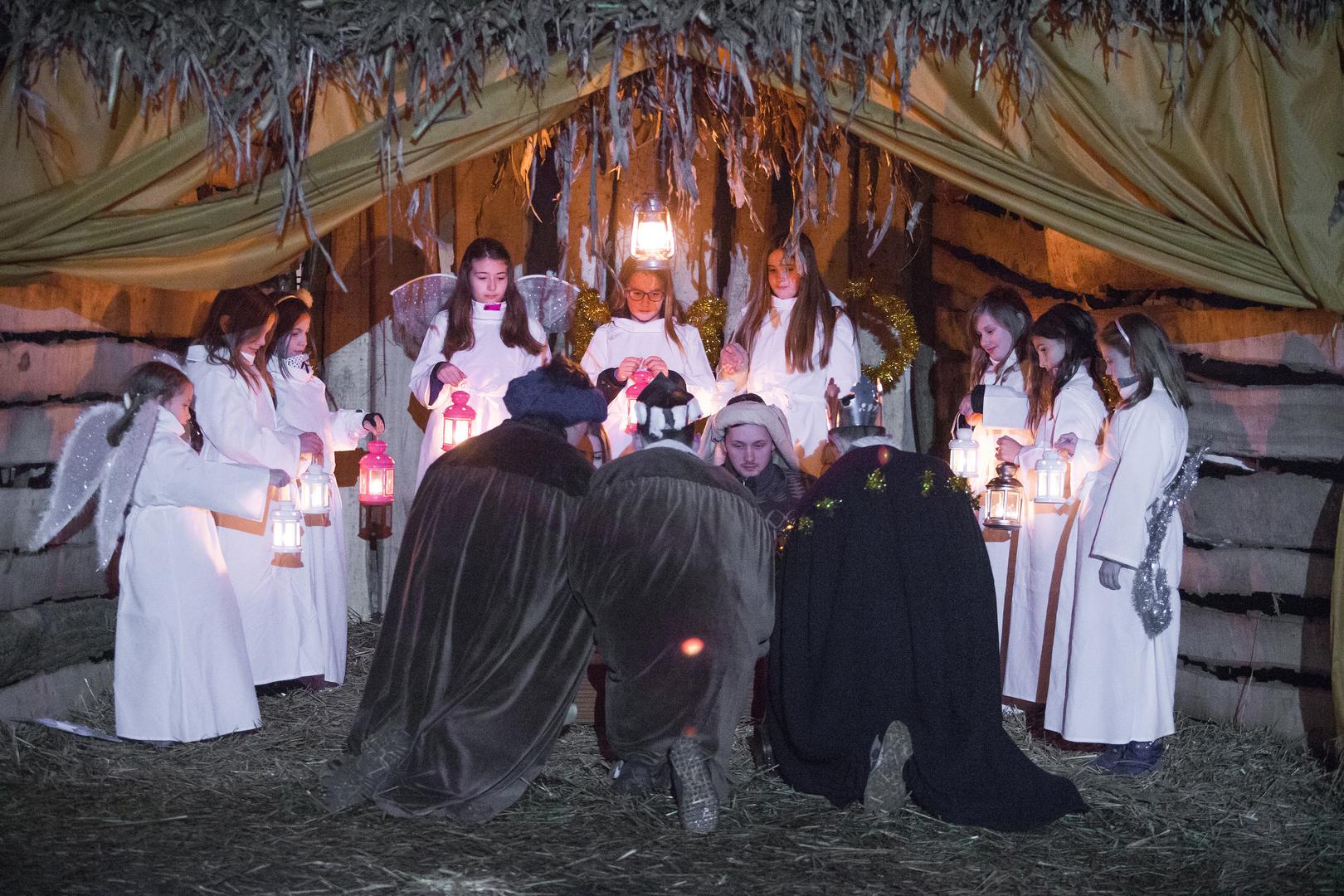 U dvorištu župne crkve Svete Ane u Tenji izvedena je predstava Isusovog rođenja