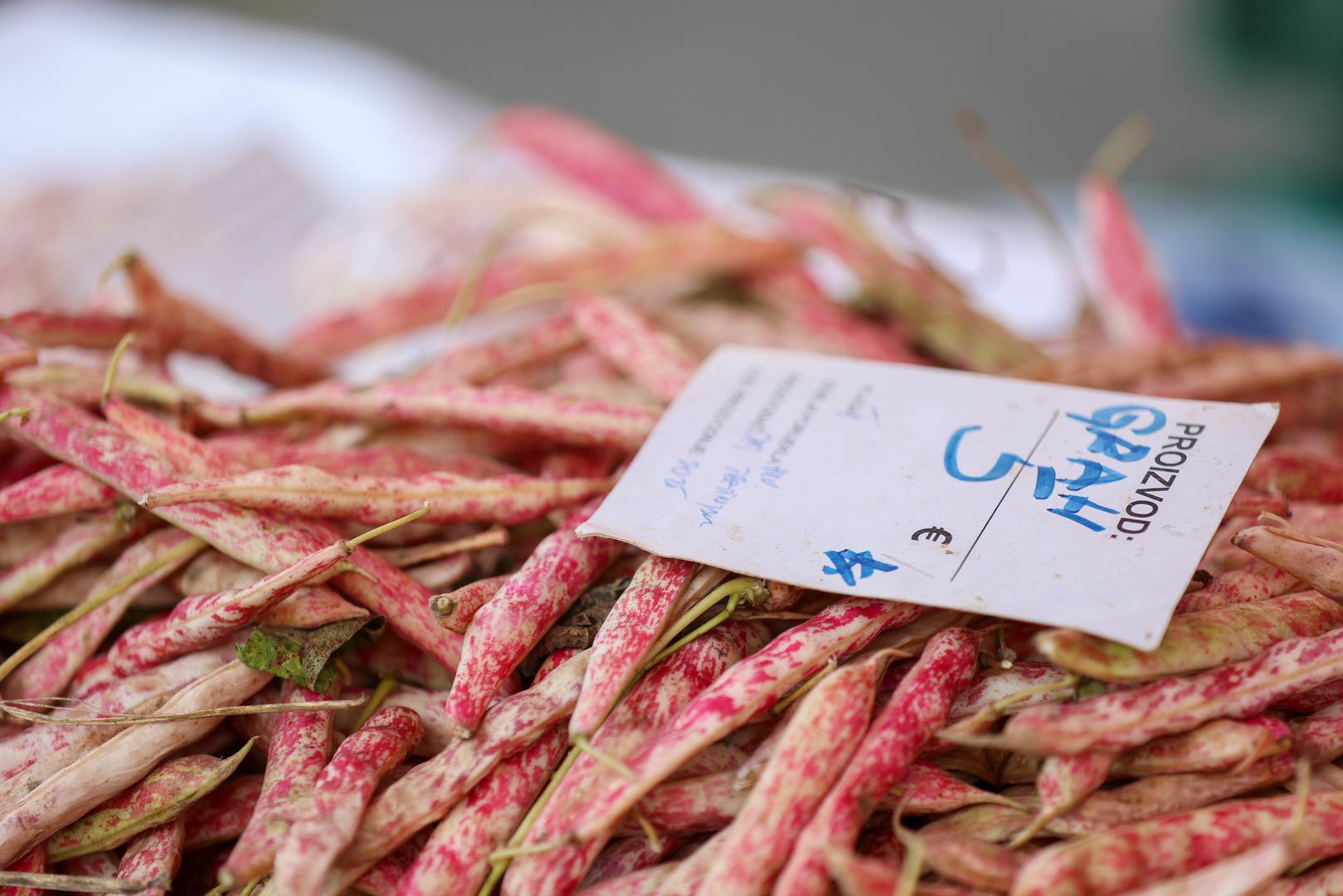 Od povrća, grah drži stabilnu cijenu od pet eura, dok su na štandovima s gljivama posebno privlačni vrganji koji se nude po dvanaest eura za kilogram. 