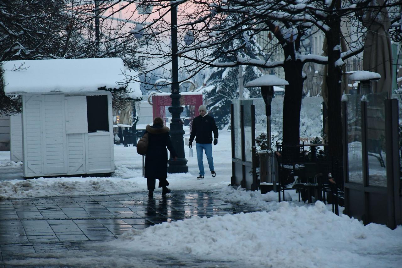 Slavonski Brod: Ledena kiša u poslijepodnevnim satima ubrzo je stvorila opasnu poledicu