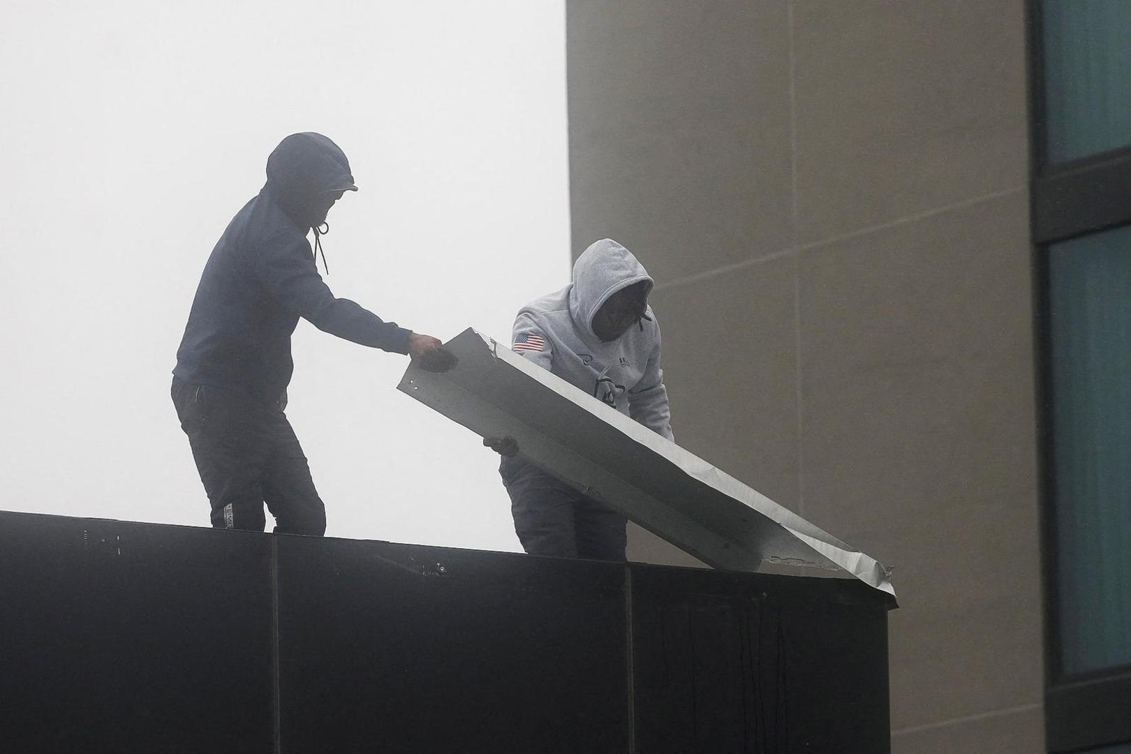 Hotel staff removes damaged gutter from the roof of AC Hotel Kingston, as Hurricane Melissa is expected to make landfall in Kingston, Jamaica, October 28, 2025. REUTERS/Octavio Jones Photo: OCTAVIO JONES/REUTERS