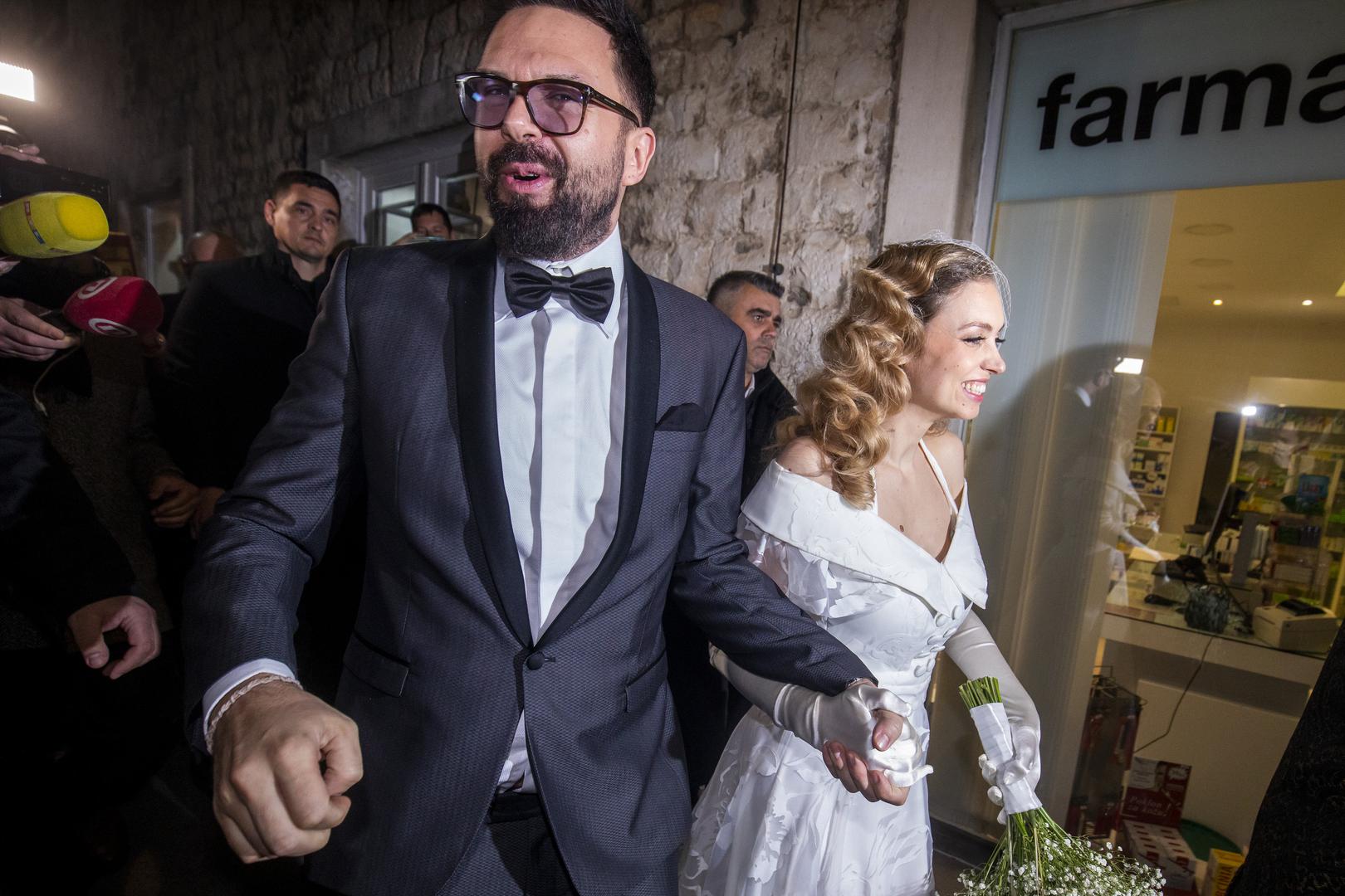 Također, pisali smo i o njegovu posjetu adventskim kućicama svog šogora Ivana Huljića u metropoli. Kućicu naziva 'Krivi ljudi', koja u ponudi ima i Freetule by Grašo, posjetio je sa svojom obitelji i vjenčanim kumovima Dinom i Viktorijom Rađom. 