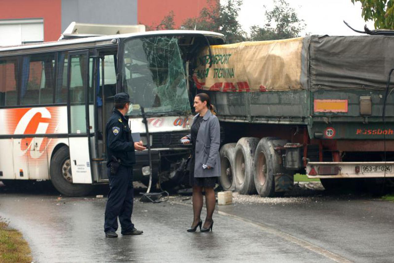 Sudar kamiona i autobusa u Pleternici